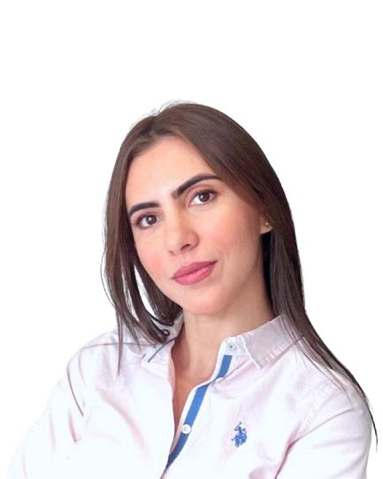Marley Olivera, con camisa blanca y una laptop en la mano.